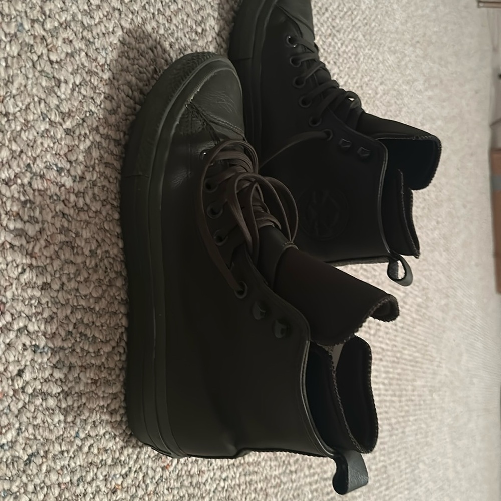 These Sneakers are forest green and size 9 in women’s and size 7 in men’s.